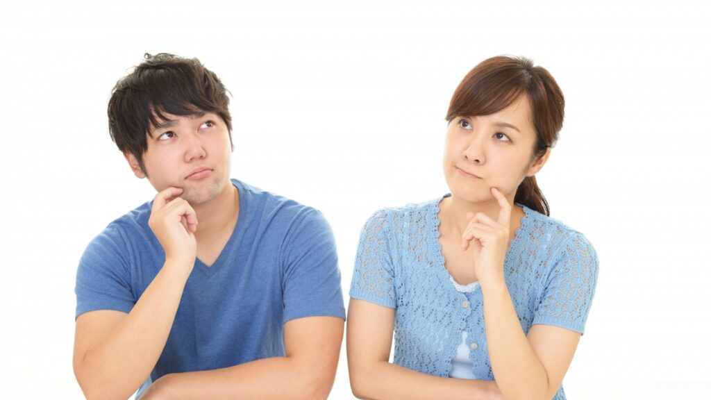 ほほづえをついて悩む男女