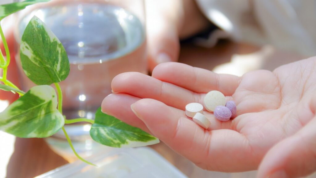 手の上にサプリ