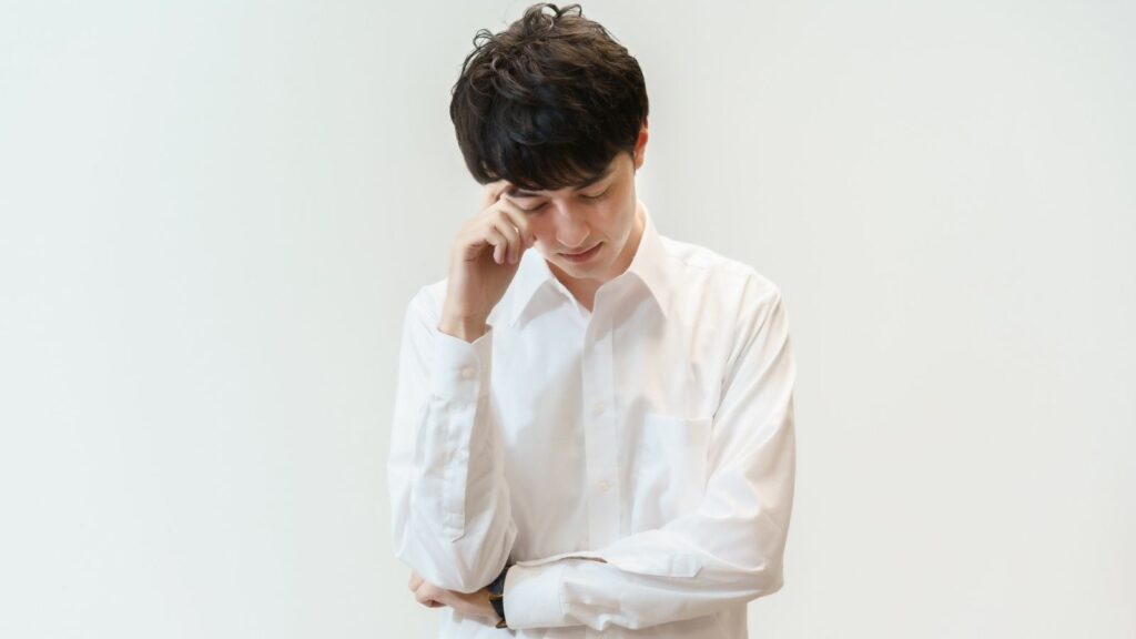 悩んでいる男性
