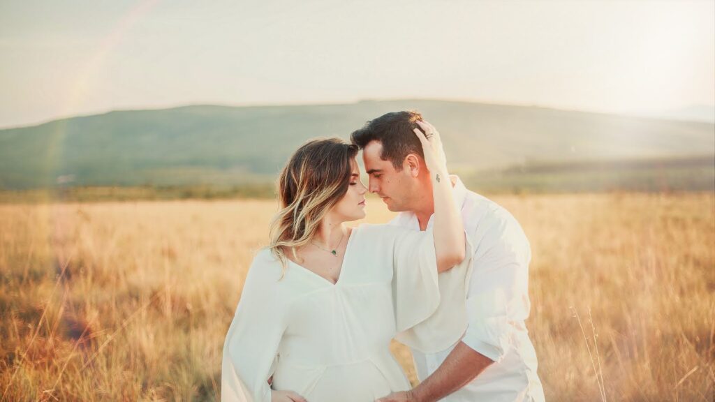 見つめ合っている男女 妊娠している女性のお腹に手をおく男性