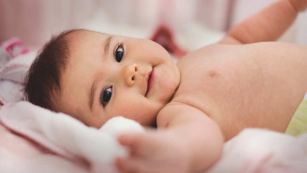 目のくりっとした赤ちゃんが寝ている