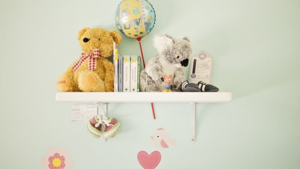 壁に飾ってあるクマとコアラののぬいぐるみ、本、靴、風船