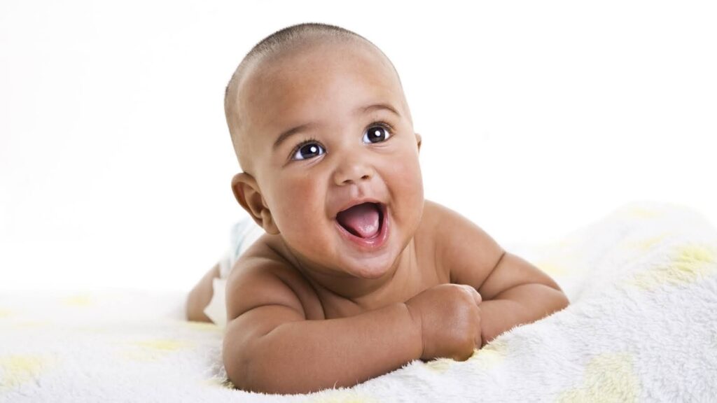 目のくりっとした黒人の赤ちゃん。おむつをしている