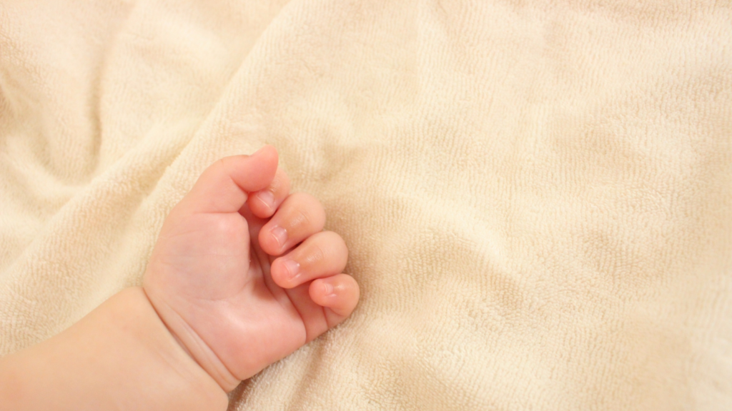 赤ちゃんの手