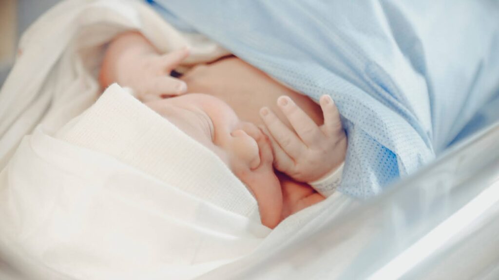 新生児ベットに眠る男の子