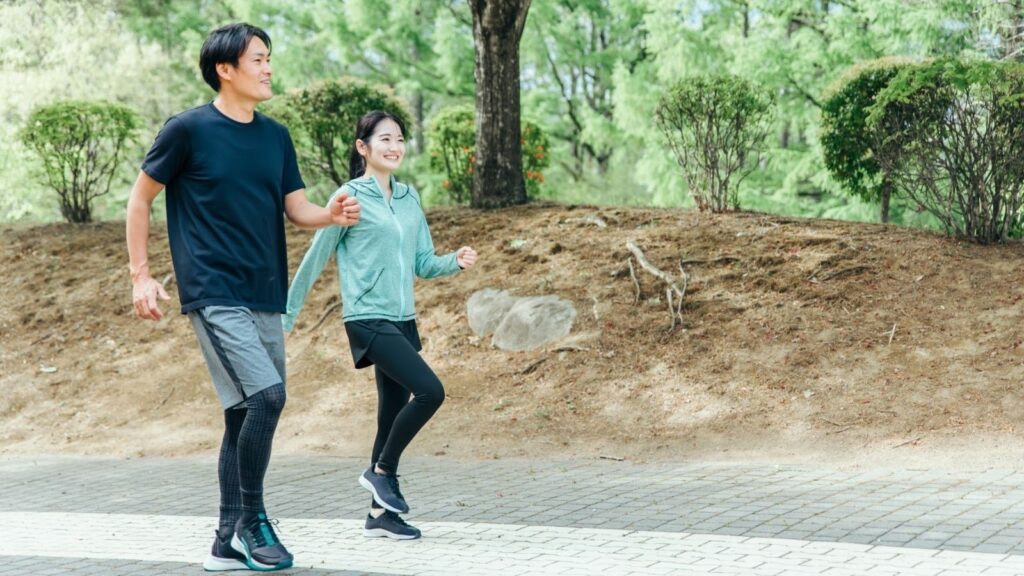 公園でウォーキングをする男女