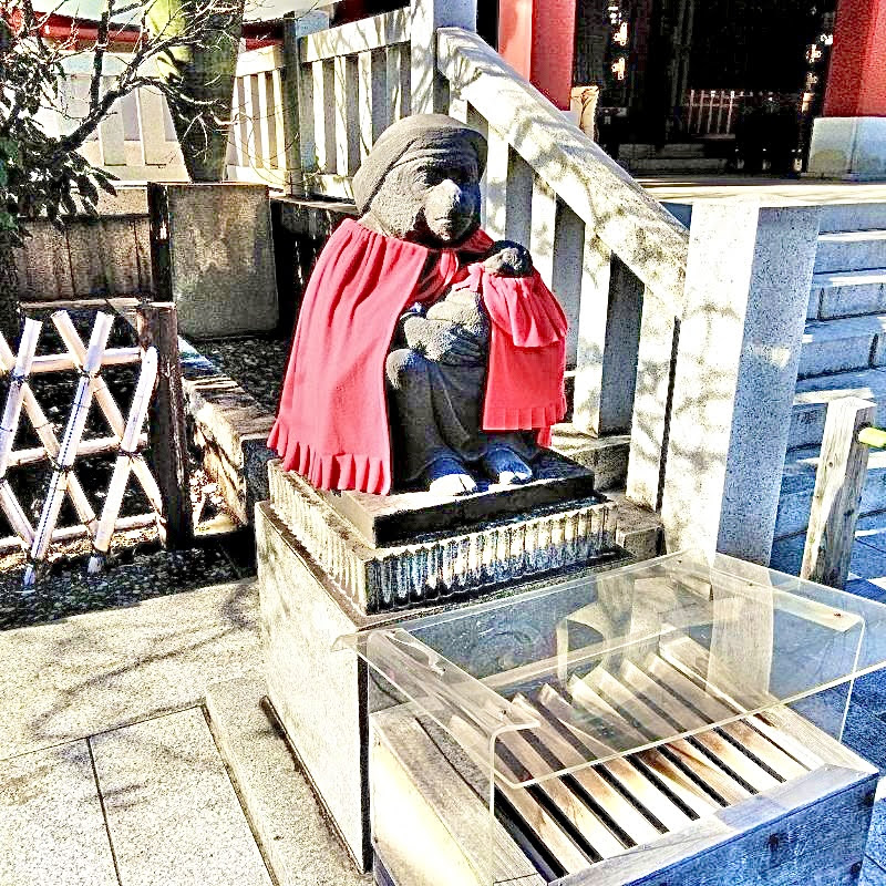 日枝神社の子宝ご利益スポット「神猿さま像(雌)」