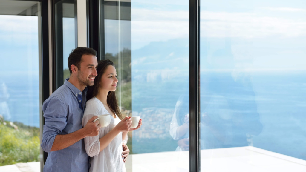 部屋からカップルが外を眺めている。
