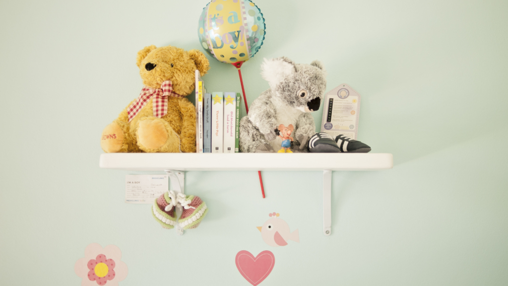 壁にある棚にぬいぐるみと本がのっている