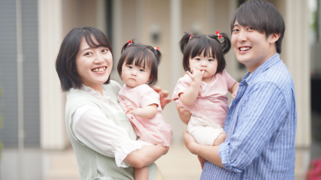 微笑む双子の4人家族