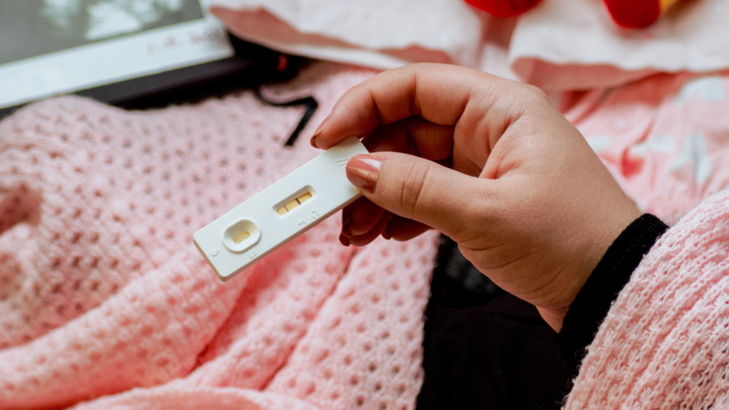 妊娠検査薬を見ている女性