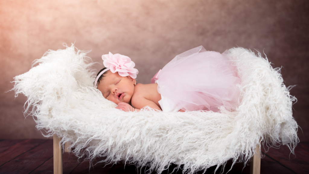 ベットで眠っている女の赤ちゃん