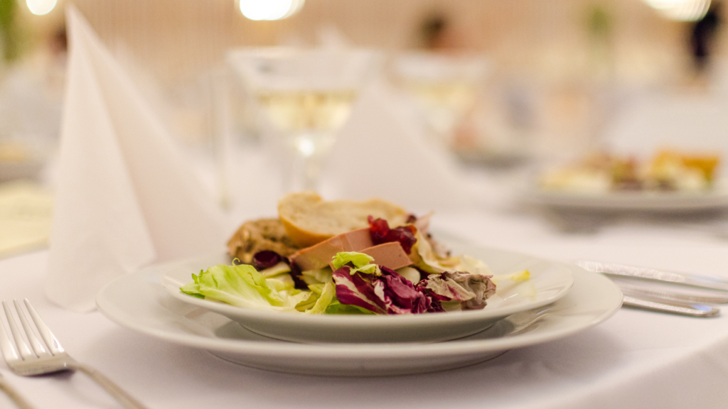 料理のテーブル