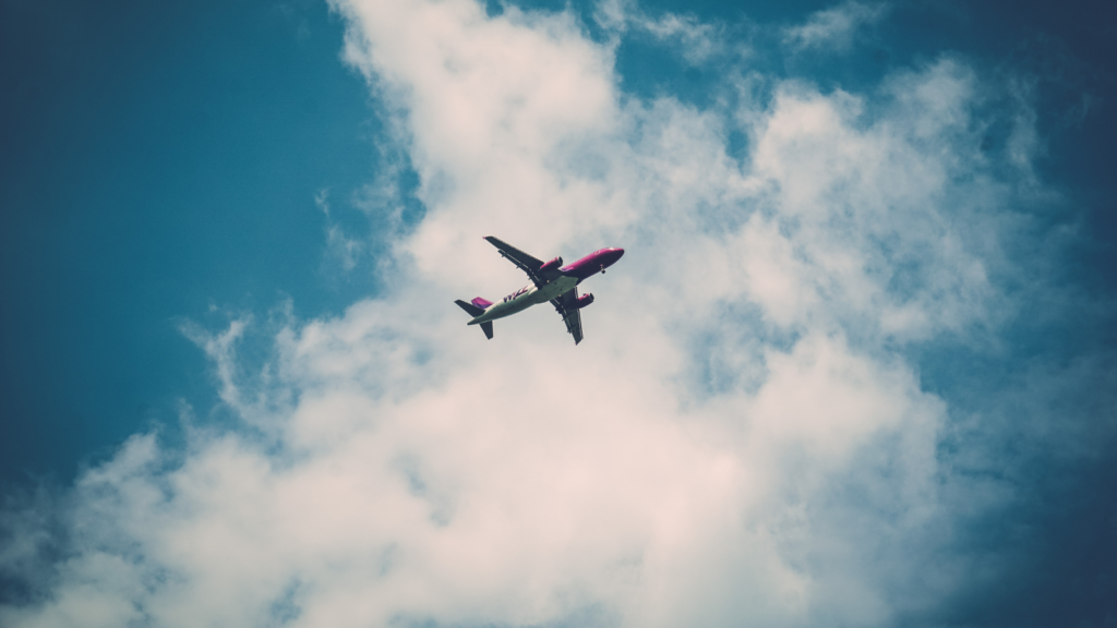 大空を飛ぶ飛行機