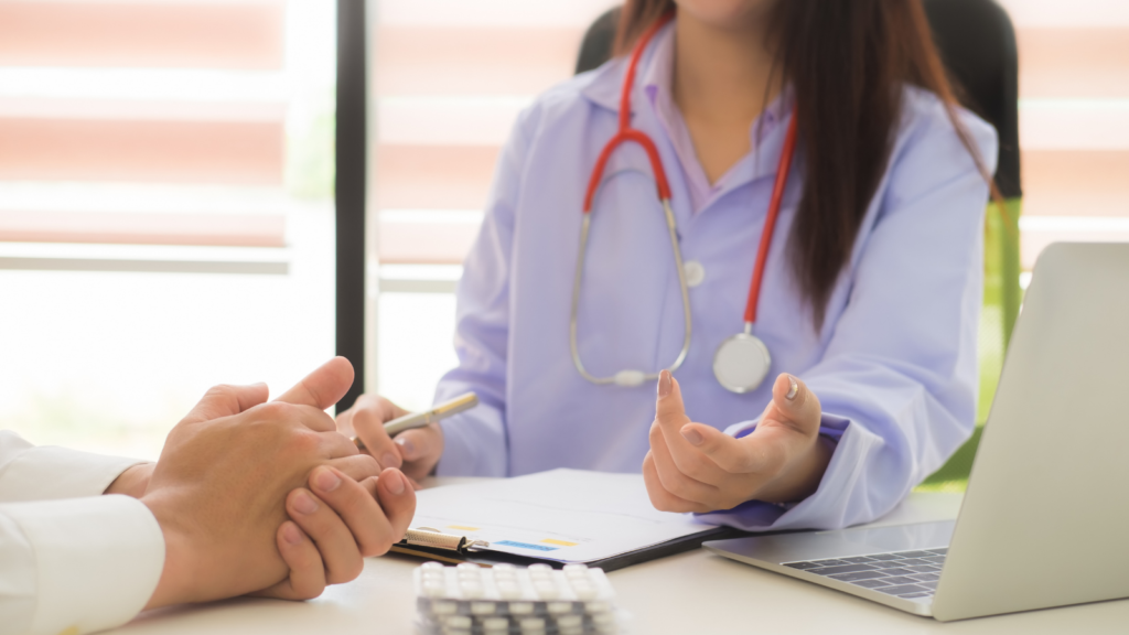 女医から診断の説明を受けている様子