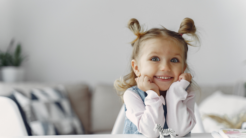 頬杖をつく女の子