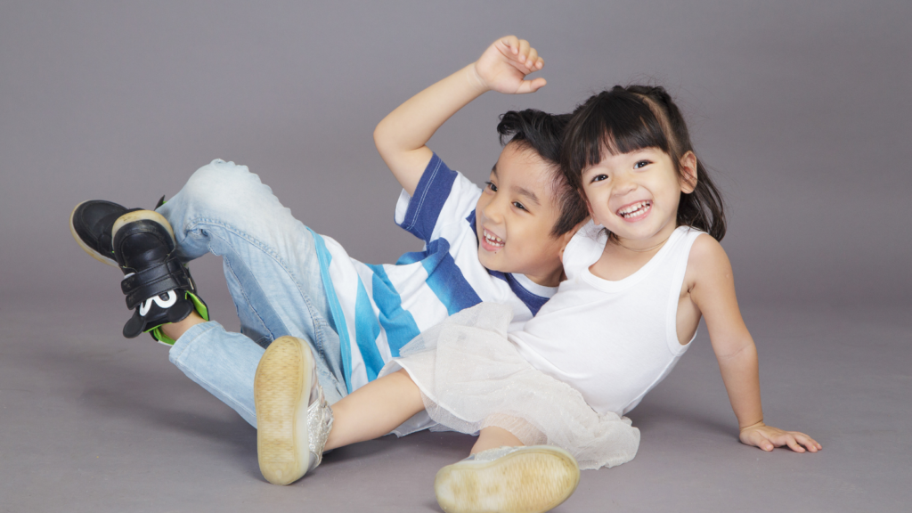 はしゃぐ男の子と女の子