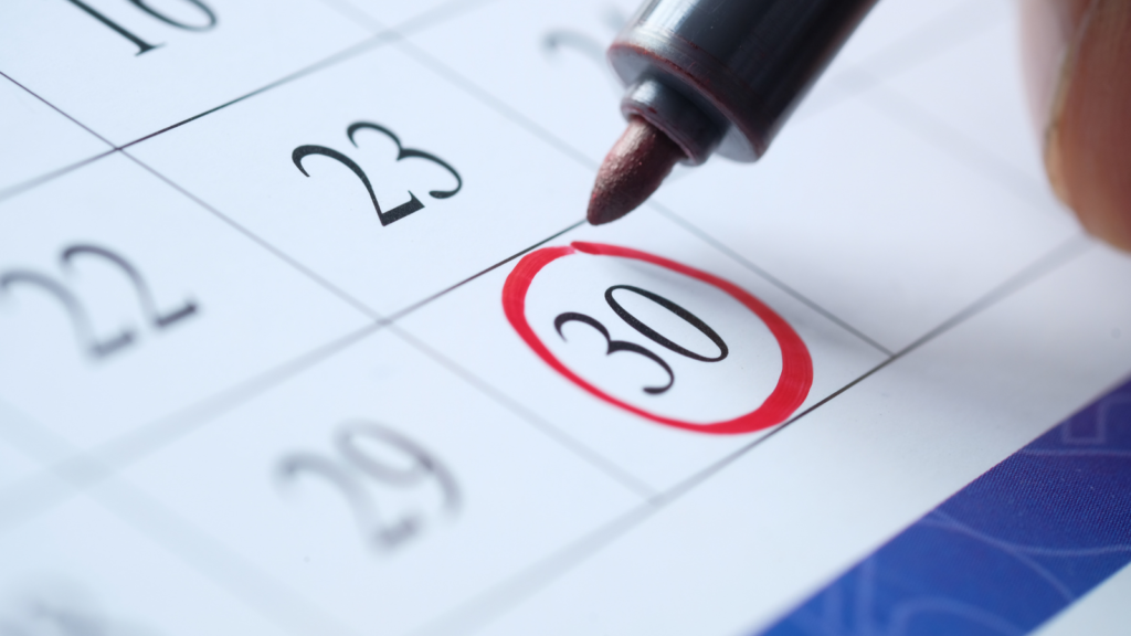 カレンダーに赤い丸をつけている画像