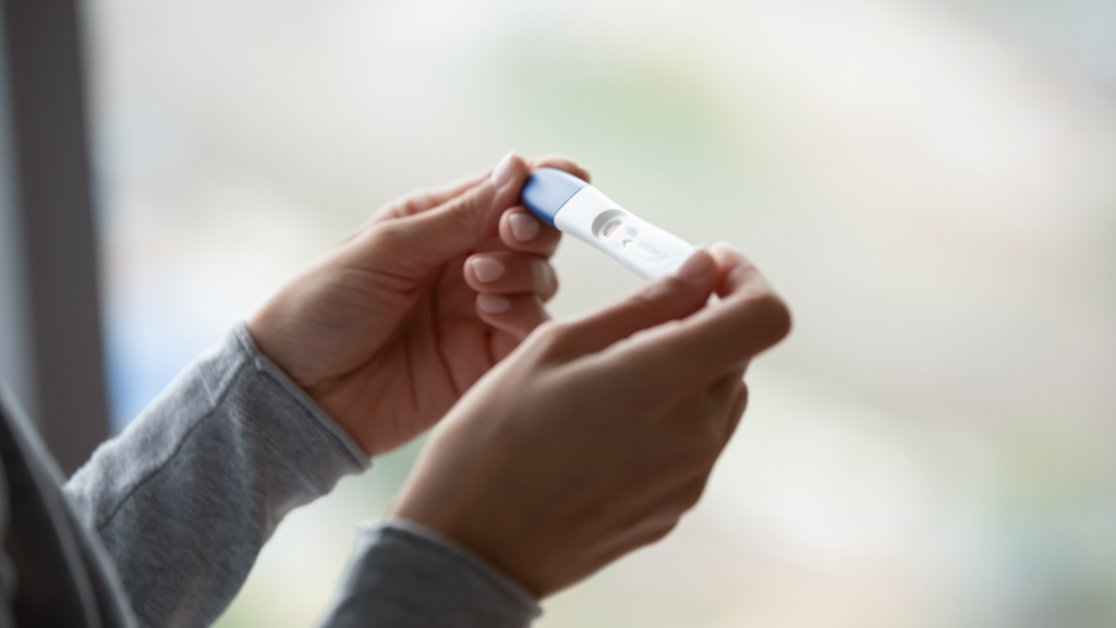 妊娠検査薬を持つ手