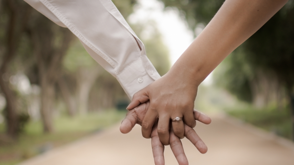 手を繋ぐカップル