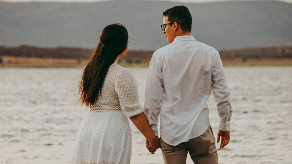 手を繋ぐカップル