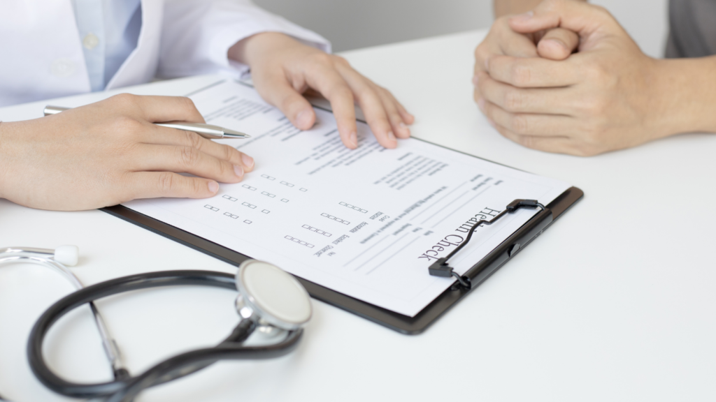 診断結果の説明をしている医師と患者