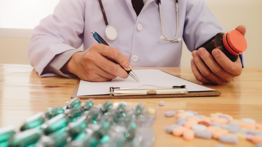 薬の説明をしている医師